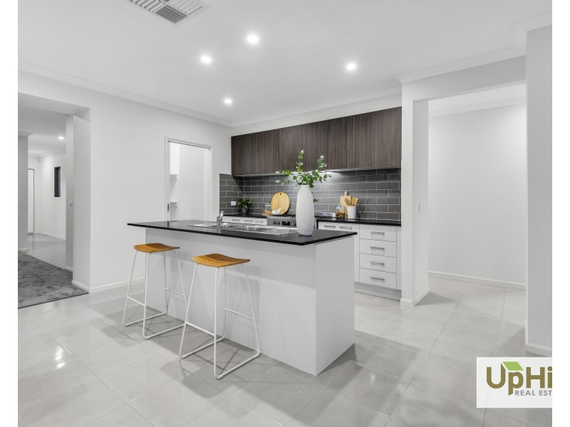 40 Ritchie Drive, Clyde North VIC 3978