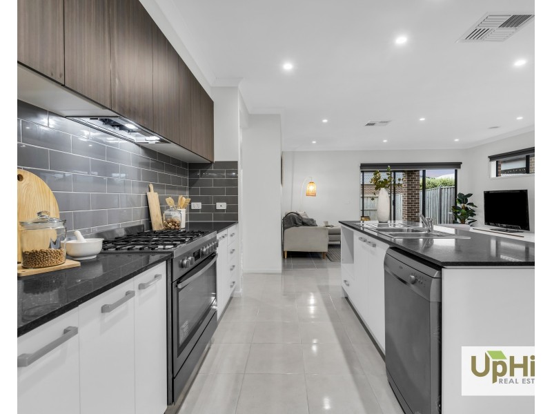 40 Ritchie Drive, Clyde North VIC 3978