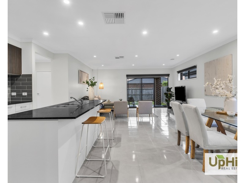 40 Ritchie Drive, Clyde North VIC 3978