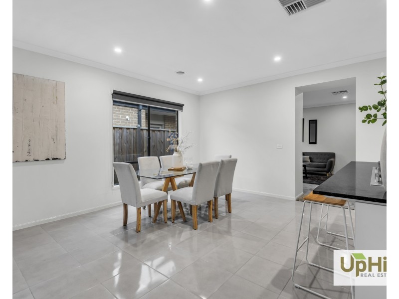 40 Ritchie Drive, Clyde North VIC 3978