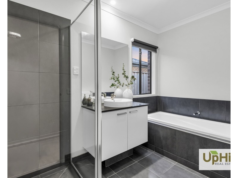 40 Ritchie Drive, Clyde North VIC 3978