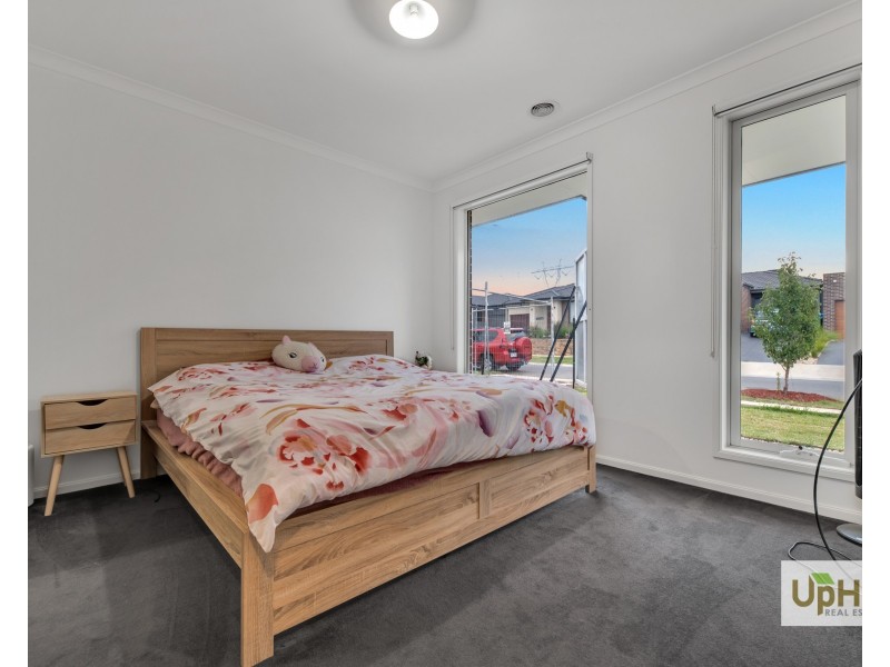 25 Scenery Drive, Clyde North VIC 3978