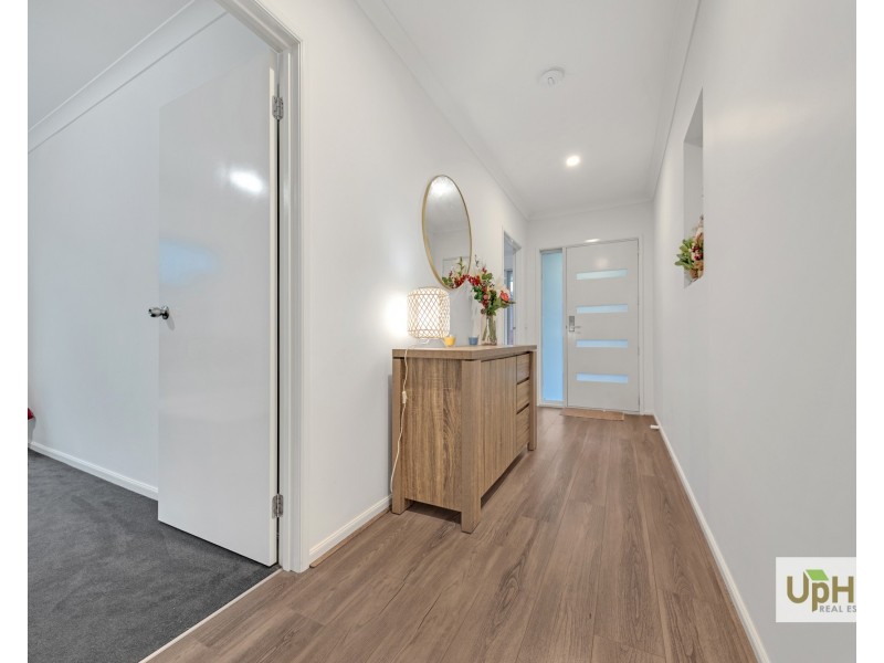 25 Scenery Drive, Clyde North VIC 3978