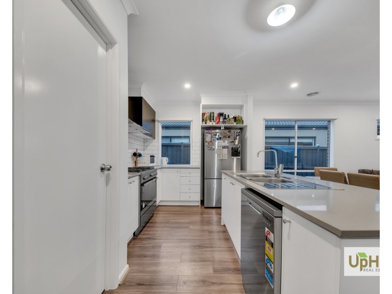 25 Scenery Drive, Clyde North VIC 3978