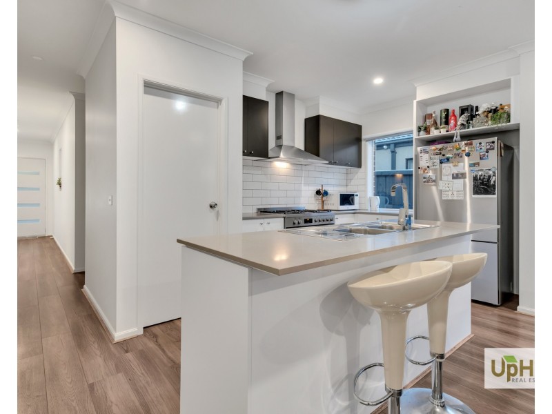 25 Scenery Drive, Clyde North VIC 3978