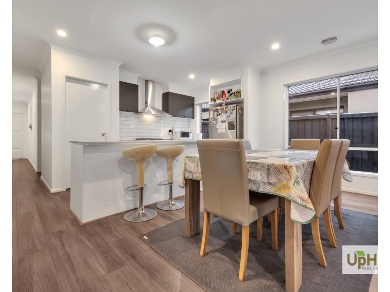 25 Scenery Drive, Clyde North VIC 3978