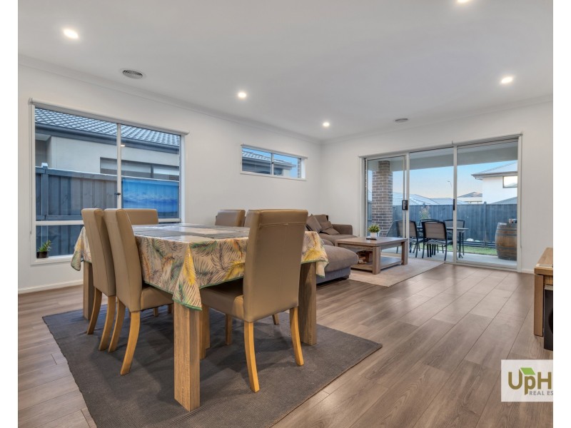 25 Scenery Drive, Clyde North VIC 3978