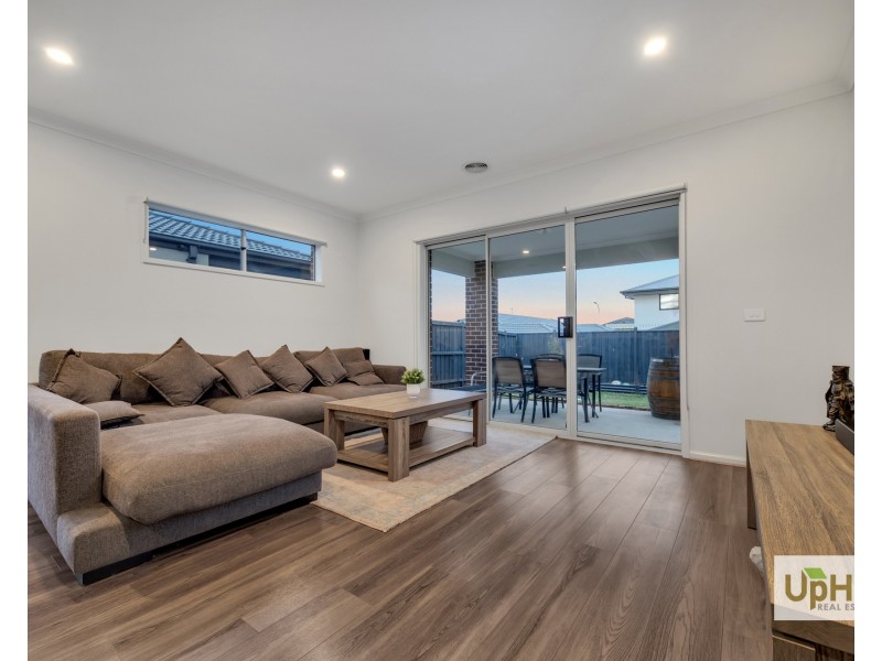 25 Scenery Drive, Clyde North VIC 3978