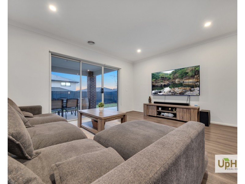 25 Scenery Drive, Clyde North VIC 3978