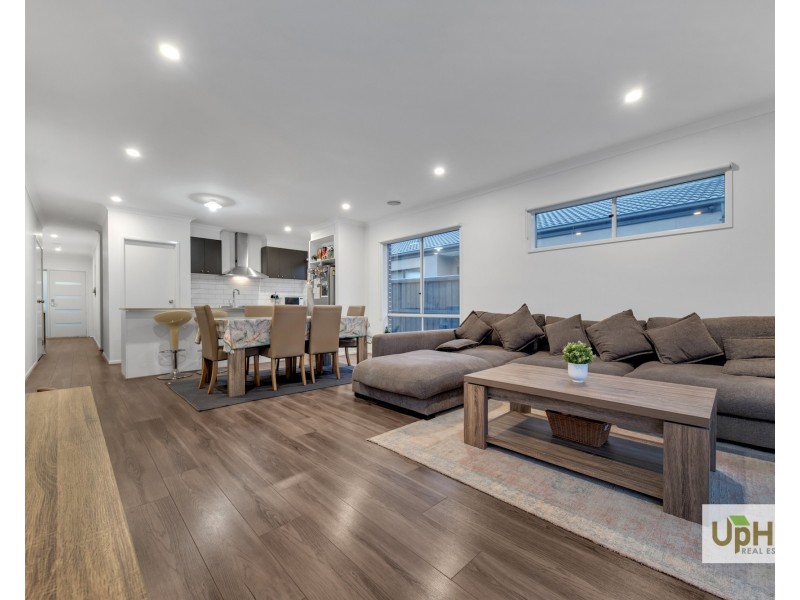 25 Scenery Drive, Clyde North VIC 3978