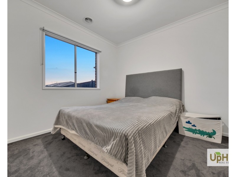 25 Scenery Drive, Clyde North VIC 3978