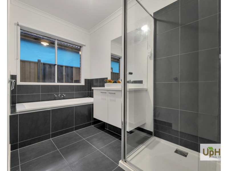 25 Scenery Drive, Clyde North VIC 3978