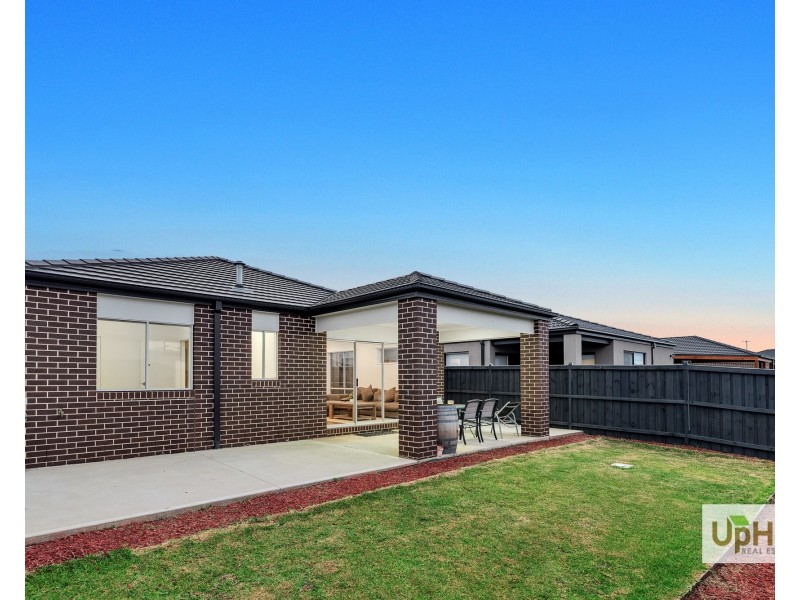 25 Scenery Drive, Clyde North VIC 3978