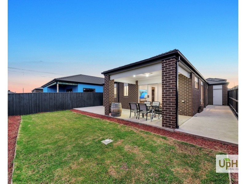 25 Scenery Drive, Clyde North VIC 3978