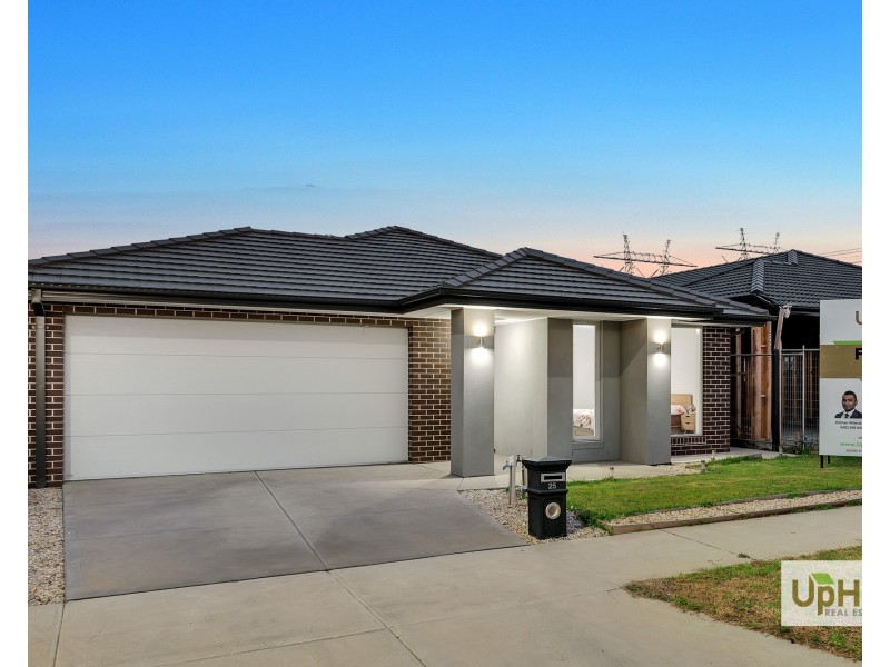 25 Scenery Drive, Clyde North VIC 3978