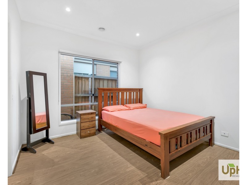 18 GREENSLATE STREET, Clyde North VIC 3978