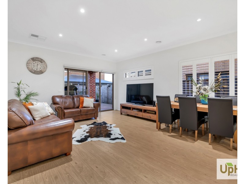 18 GREENSLATE STREET, Clyde North VIC 3978