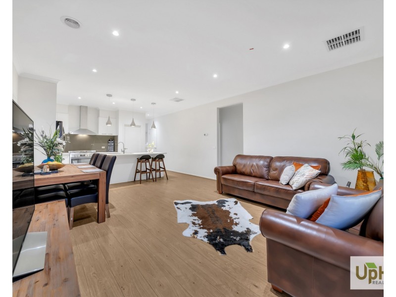 18 GREENSLATE STREET, Clyde North VIC 3978