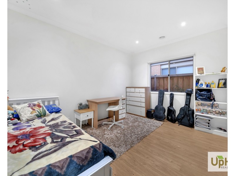 18 GREENSLATE STREET, Clyde North VIC 3978