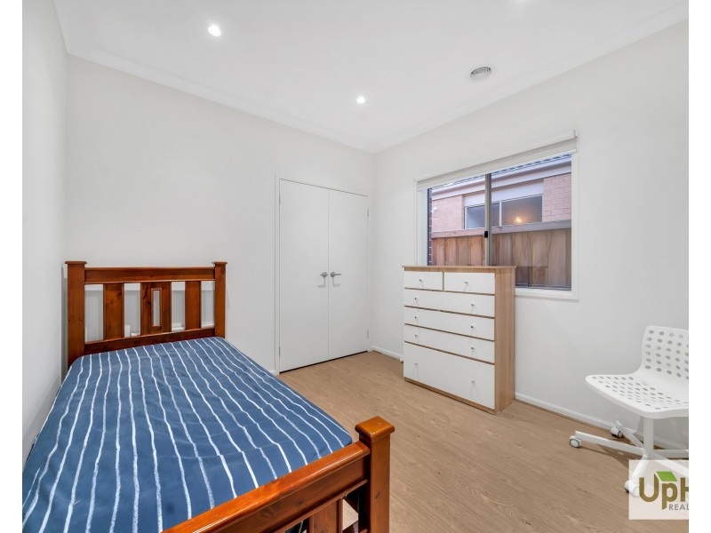 18 GREENSLATE STREET, Clyde North VIC 3978
