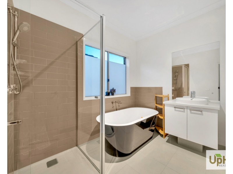 18 GREENSLATE STREET, Clyde North VIC 3978