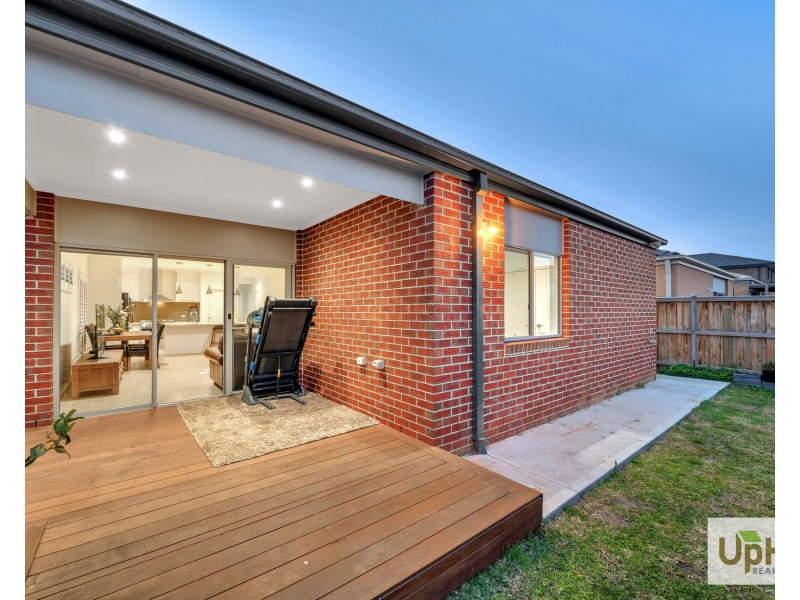 18 GREENSLATE STREET, Clyde North VIC 3978