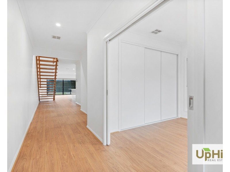 23 Elmslie Drive, Cranbourne East VIC 3977