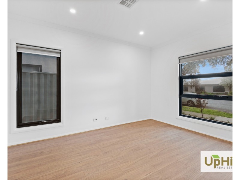 23 Elmslie Drive, Cranbourne East VIC 3977