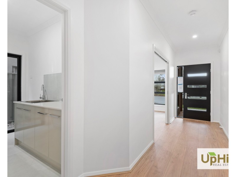 23 Elmslie Drive, Cranbourne East VIC 3977