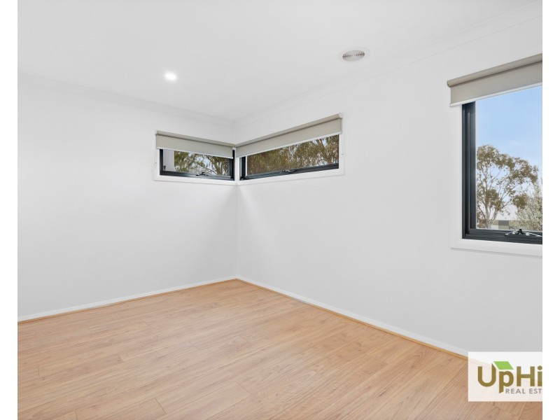 23 Elmslie Drive, Cranbourne East VIC 3977