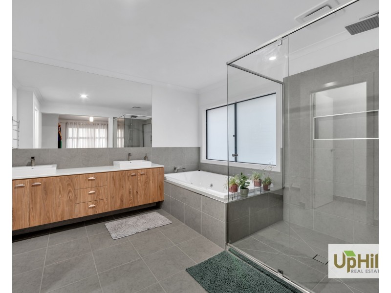 4 Caribbean Circuit, Clyde VIC 3978
