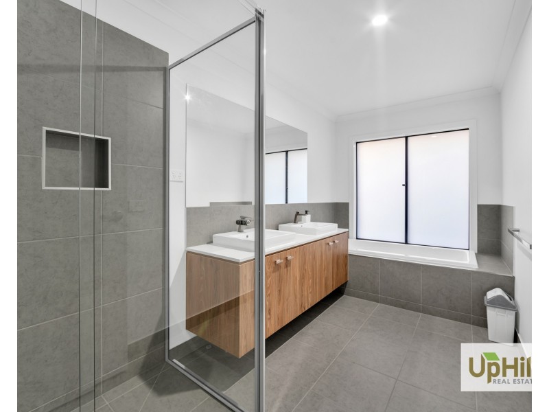 4 Caribbean Circuit, Clyde VIC 3978