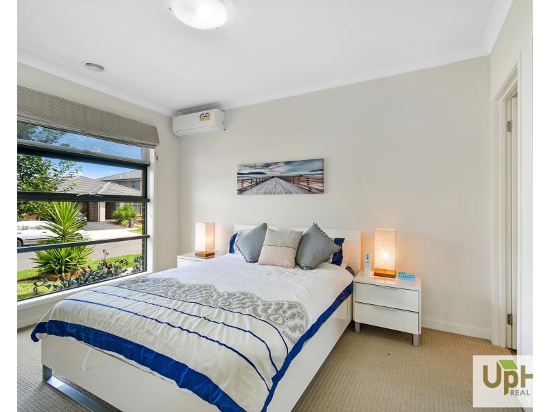 10 Mill Circuit, Clyde North VIC 3978