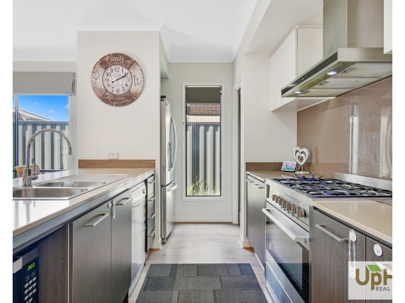 10 Mill Circuit, Clyde North VIC 3978