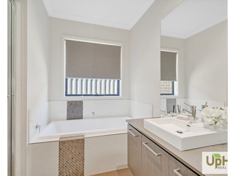10 Mill Circuit, Clyde North VIC 3978