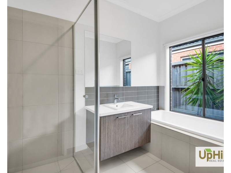 10 Coolana Drive, Clyde North VIC 3978