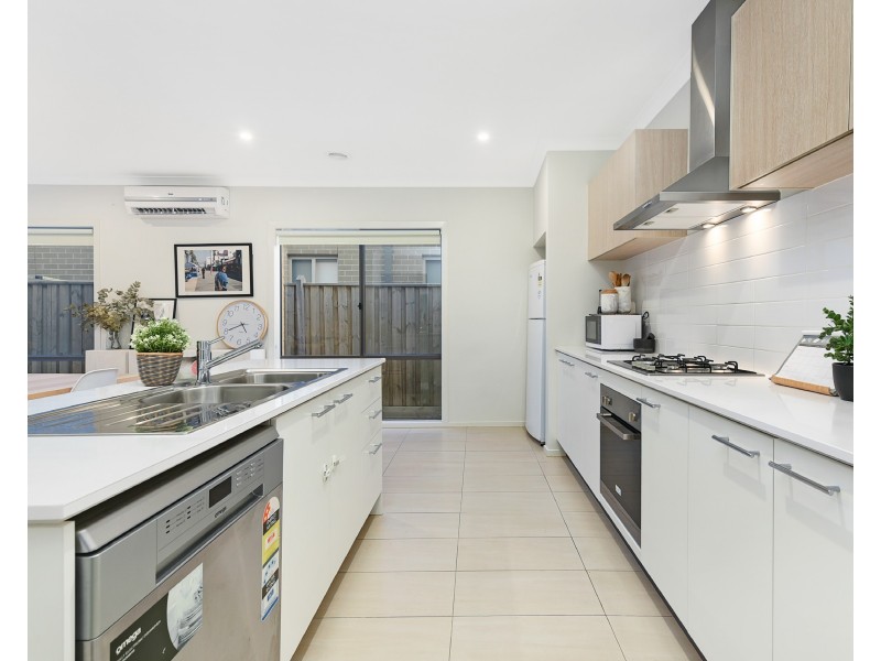 6 Elland Road, Clyde North VIC 3978