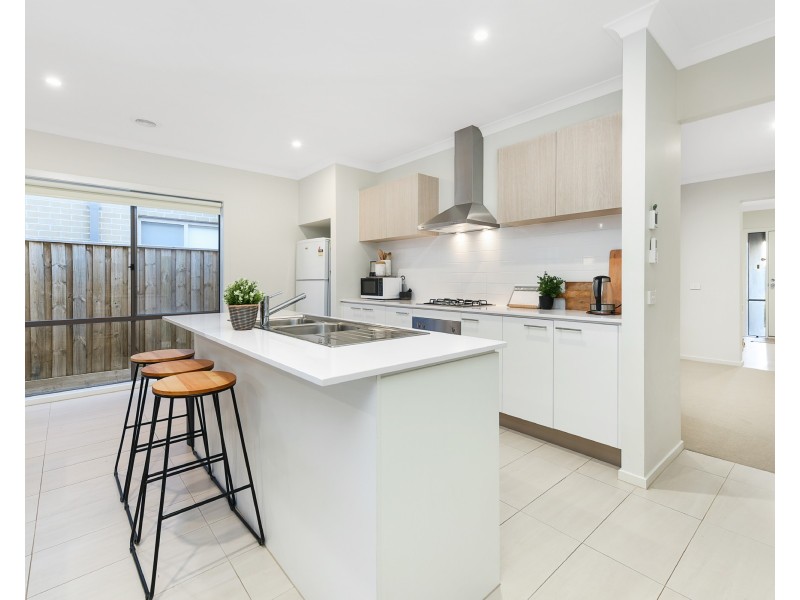 6 Elland Road, Clyde North VIC 3978