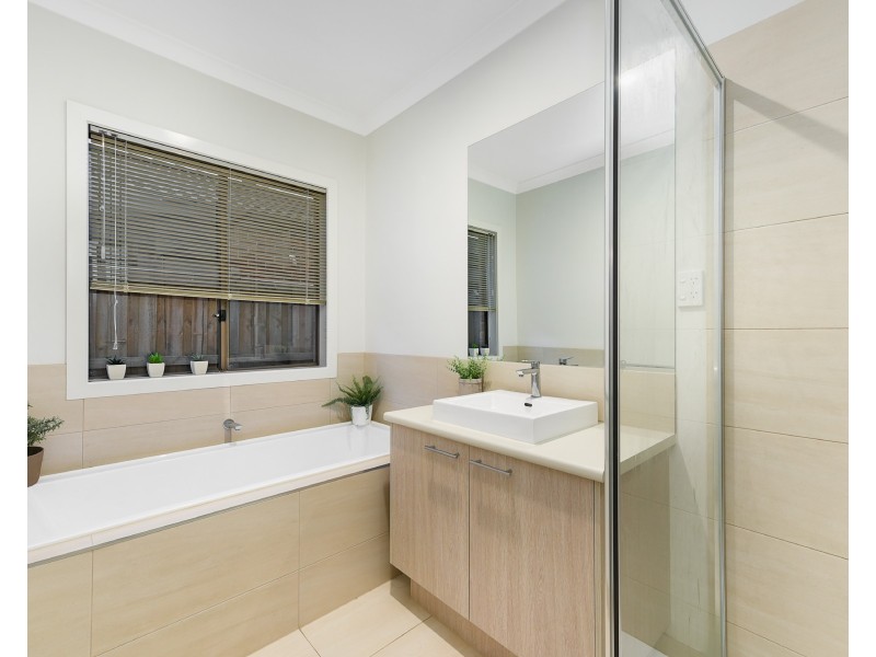 6 Elland Road, Clyde North VIC 3978