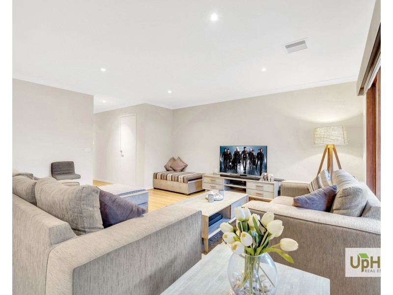 16 Selandra Boulevard, Clyde North VIC 3978