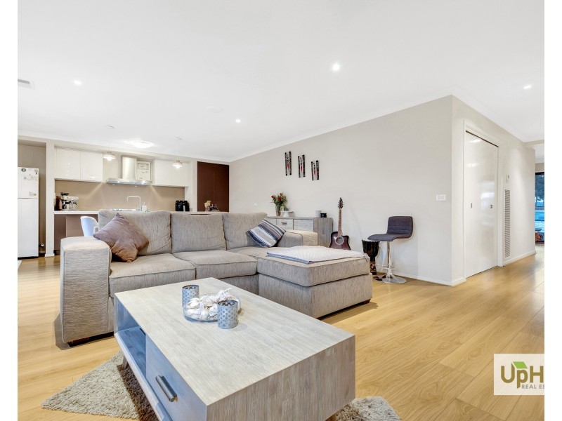 16 Selandra Boulevard, Clyde North VIC 3978