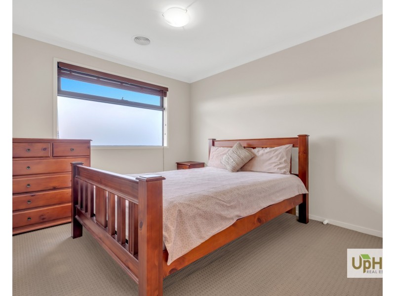 16 Selandra Boulevard, Clyde North VIC 3978