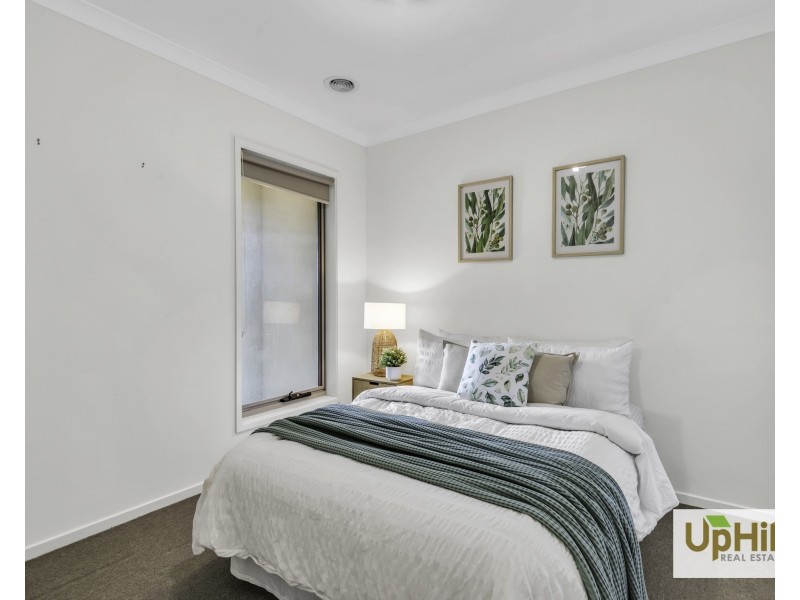 7 Comtois Lane, Clyde North VIC 3978