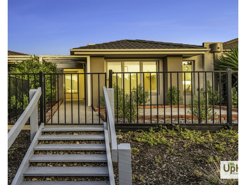 7 Comtois Lane, Clyde North VIC 3978