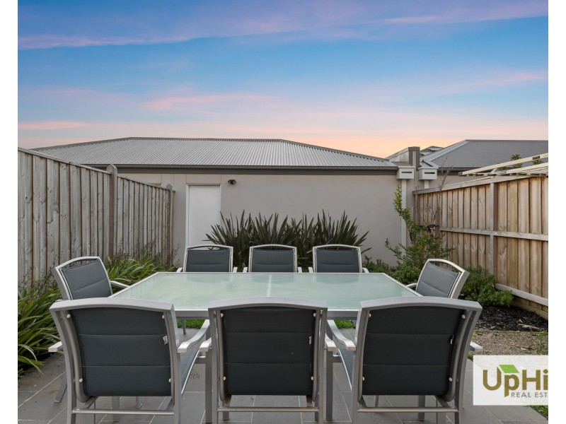 6 Hacienda Lane, Clyde North VIC 3978