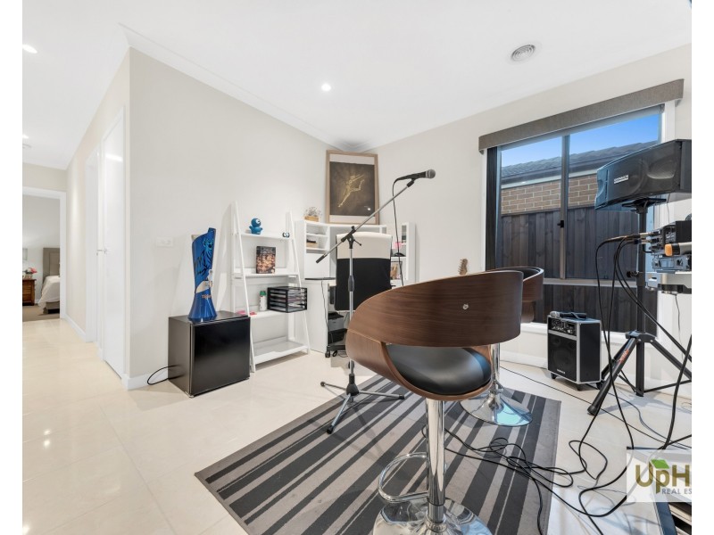 6 Sackville Avenue, Clyde North VIC 3978