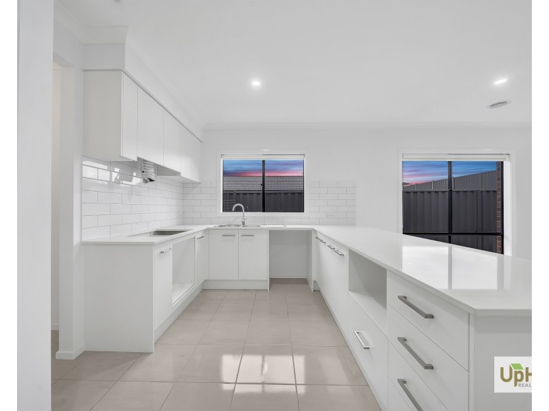 18 Vesna Avenue, Clyde North VIC 3978