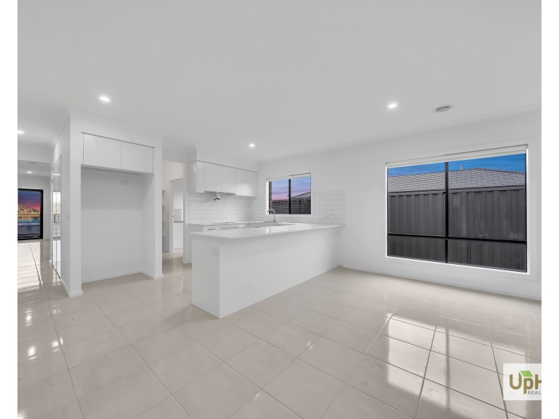 18 Vesna Avenue, Clyde North VIC 3978