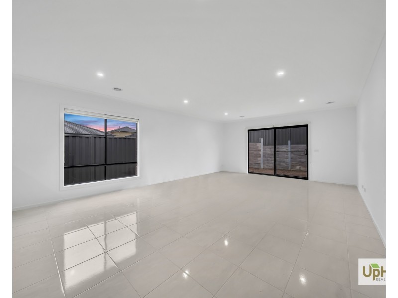 18 Vesna Avenue, Clyde North VIC 3978