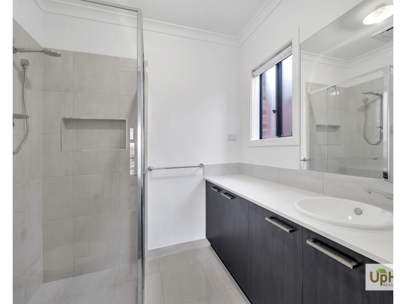 18 Vesna Avenue, Clyde North VIC 3978